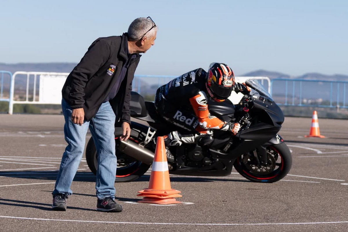 Чичо Лоренцо тренирует Маверика Виньялеса на площадке