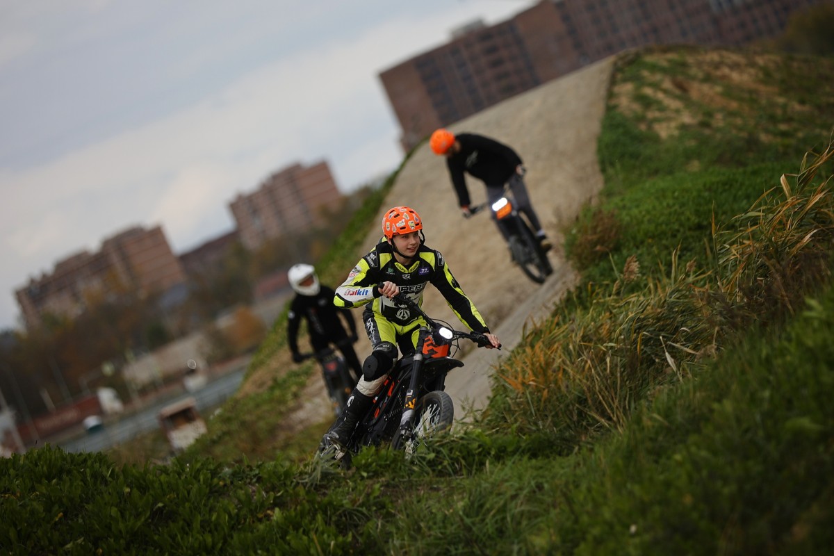 Тренировка юниоров на мини-трассе для кросс-триала