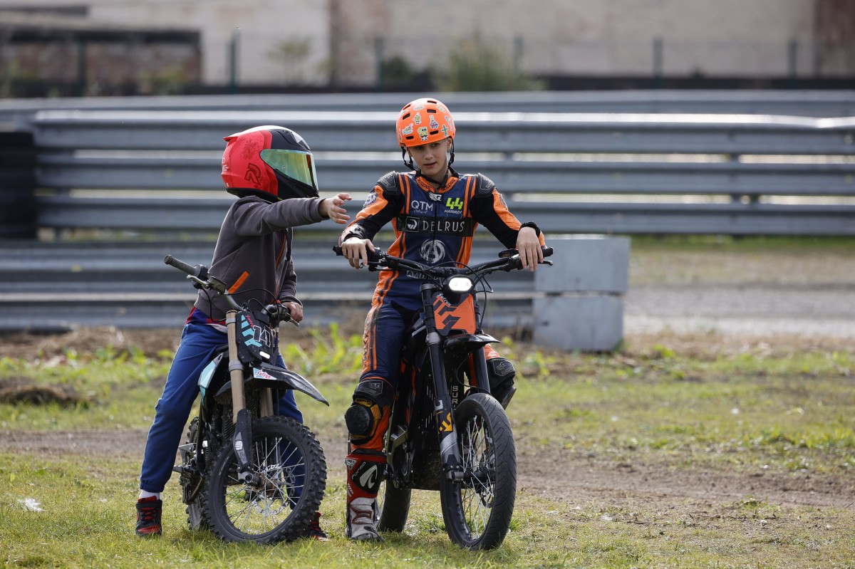 Тренировка юниоров на мини-трассе для кросс-триала