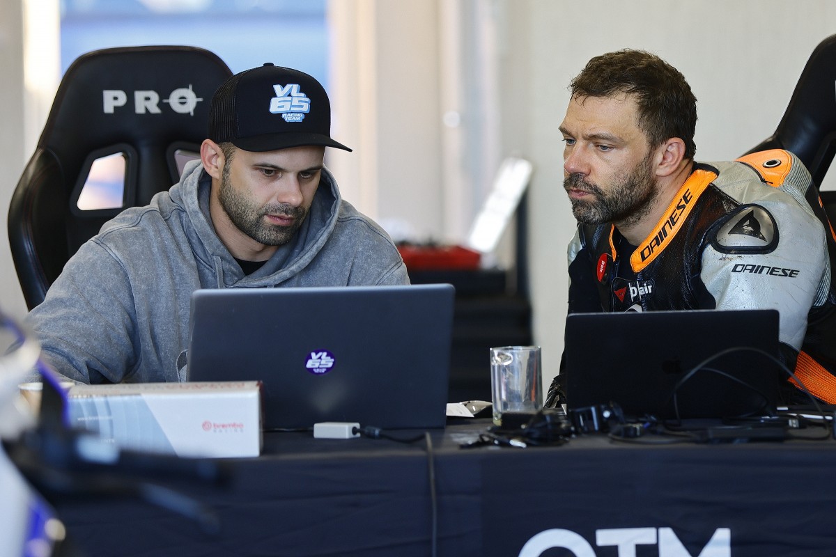 Владимир Леонов помогает разбирать телеметрию на сборах в Грозном