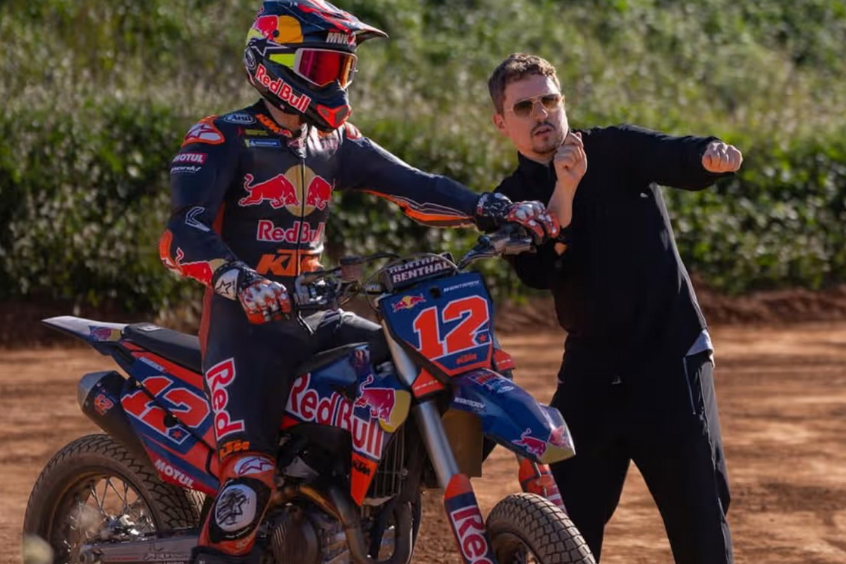 Хорхе Лоренцо тренирует Маверика Виньялеса на треке