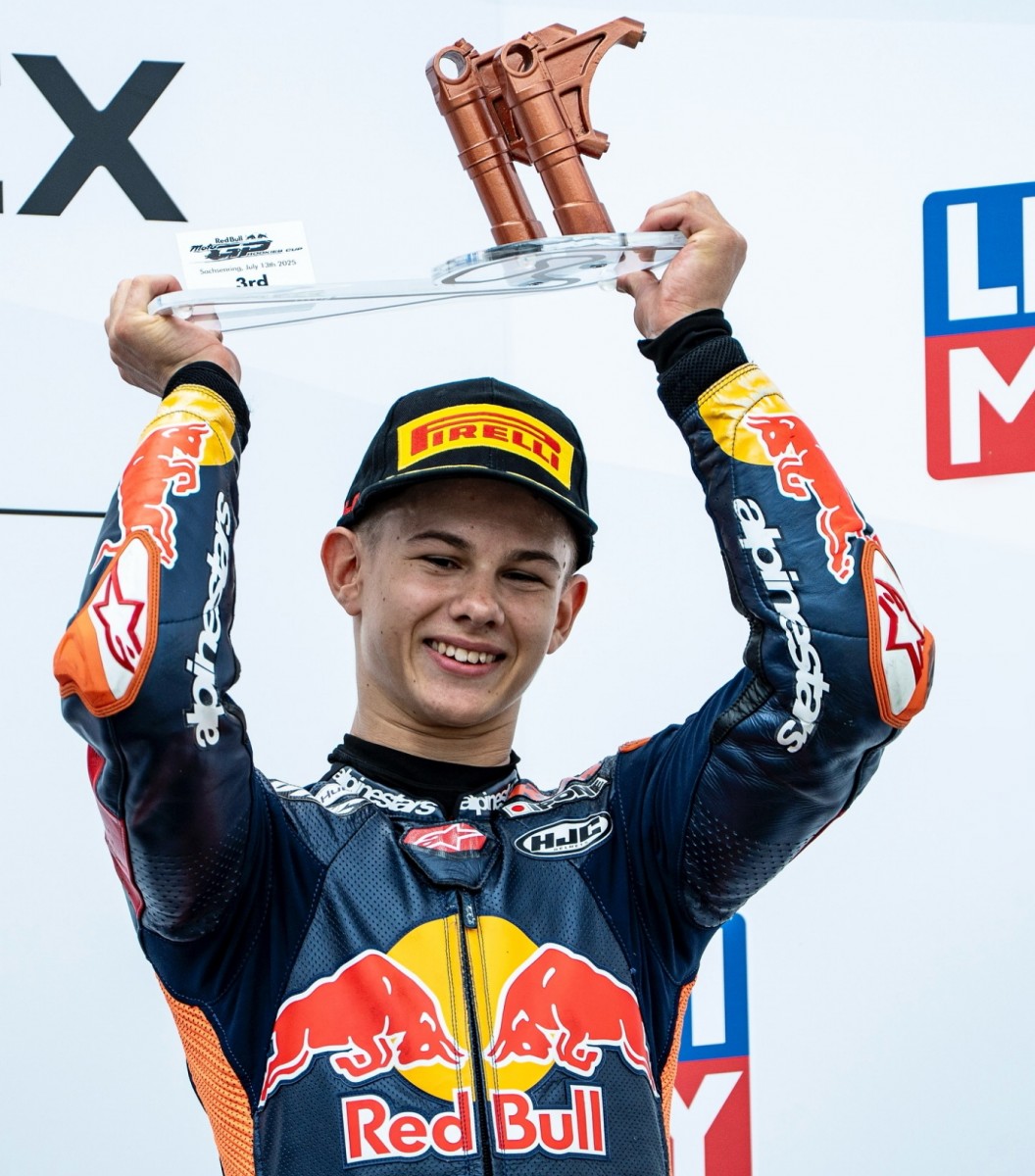 Ярослав Карпушин на подиуме Red Bull MotoGP Rookies Cup 2025 в Германии