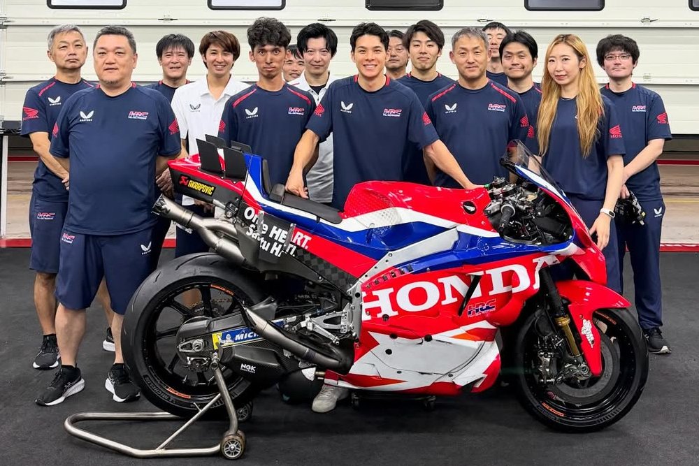 Заводская команда разработчиков Honda RC214V из Японии с Такааки Накагами и Кеном Каваюти