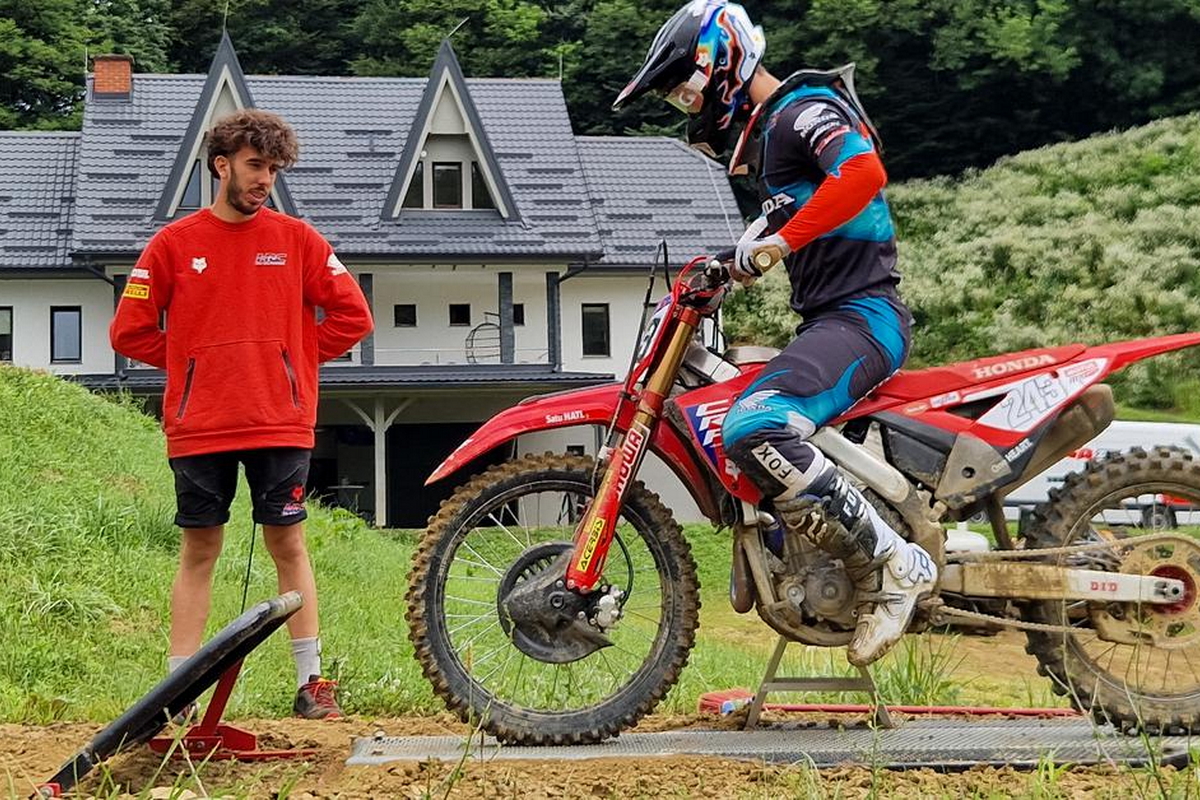 Тим Гайзер и его механик Роберто на домашней базе TIGA Land в Словении