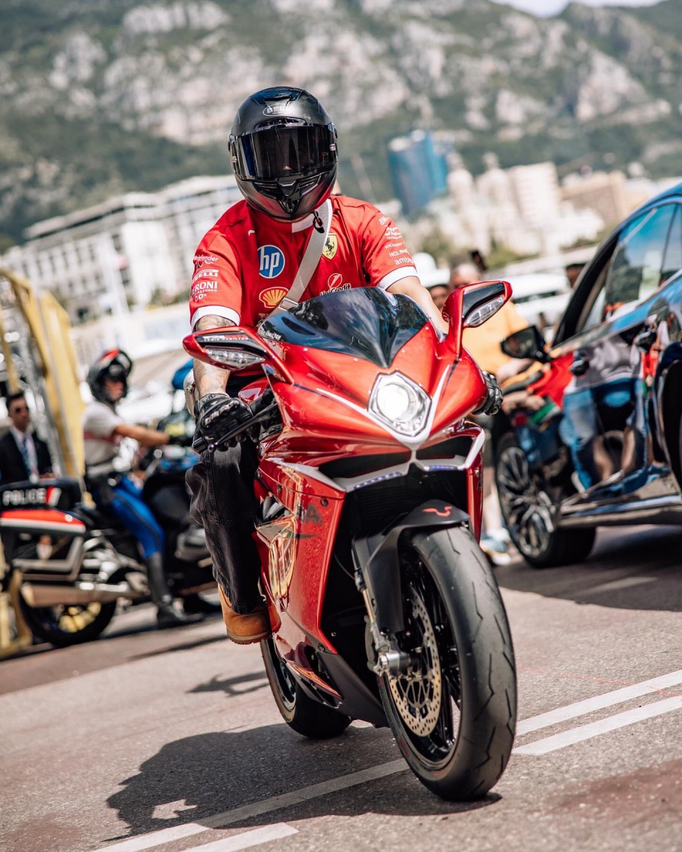 Льюис Хэмилтон на борту MV Agusta F4 LH44 - прибытие в паддок Гран-При Монако Формулы-1