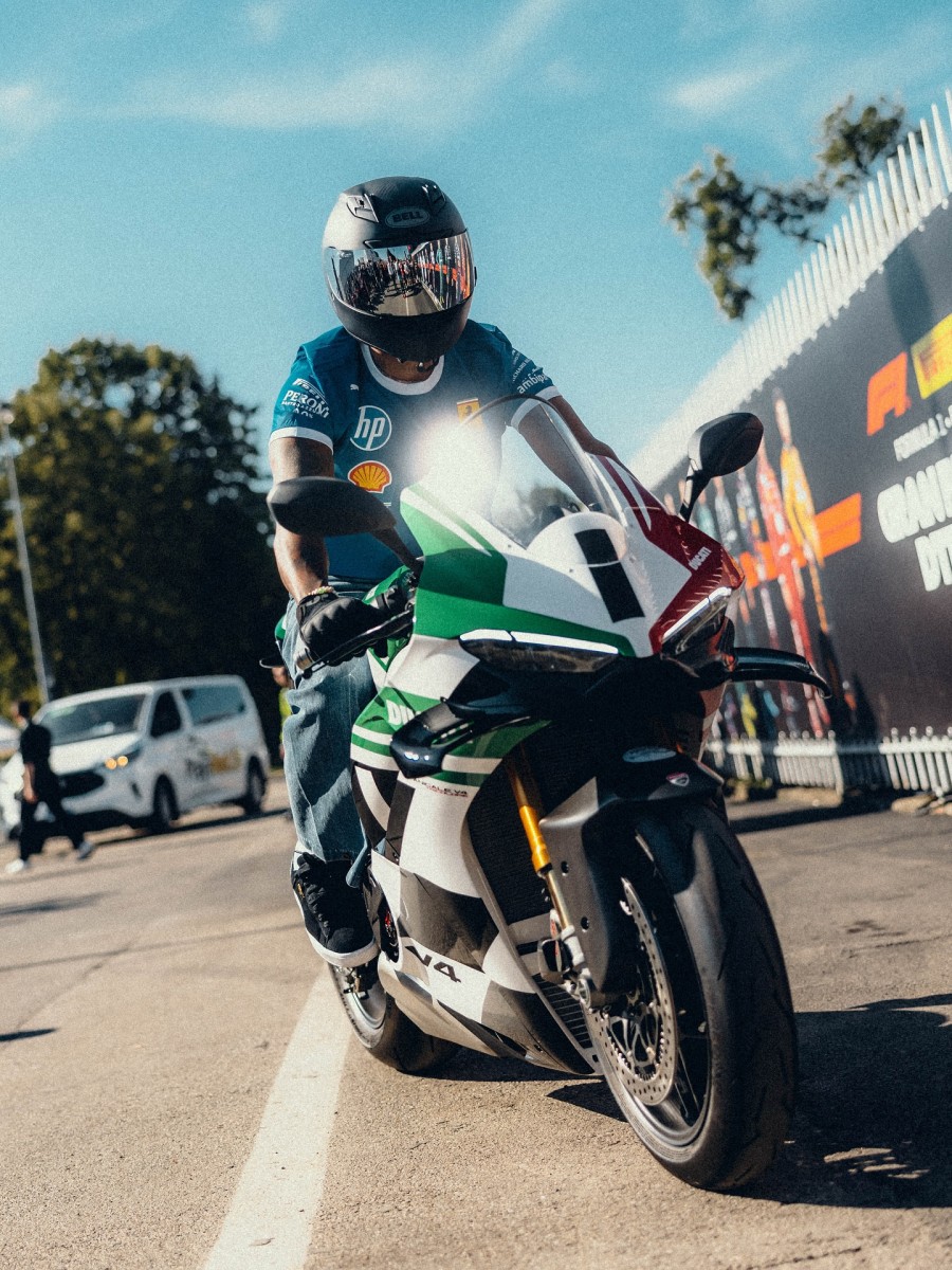 Льюис Хэмилтон на Ducati Panigale V4 Tricolore