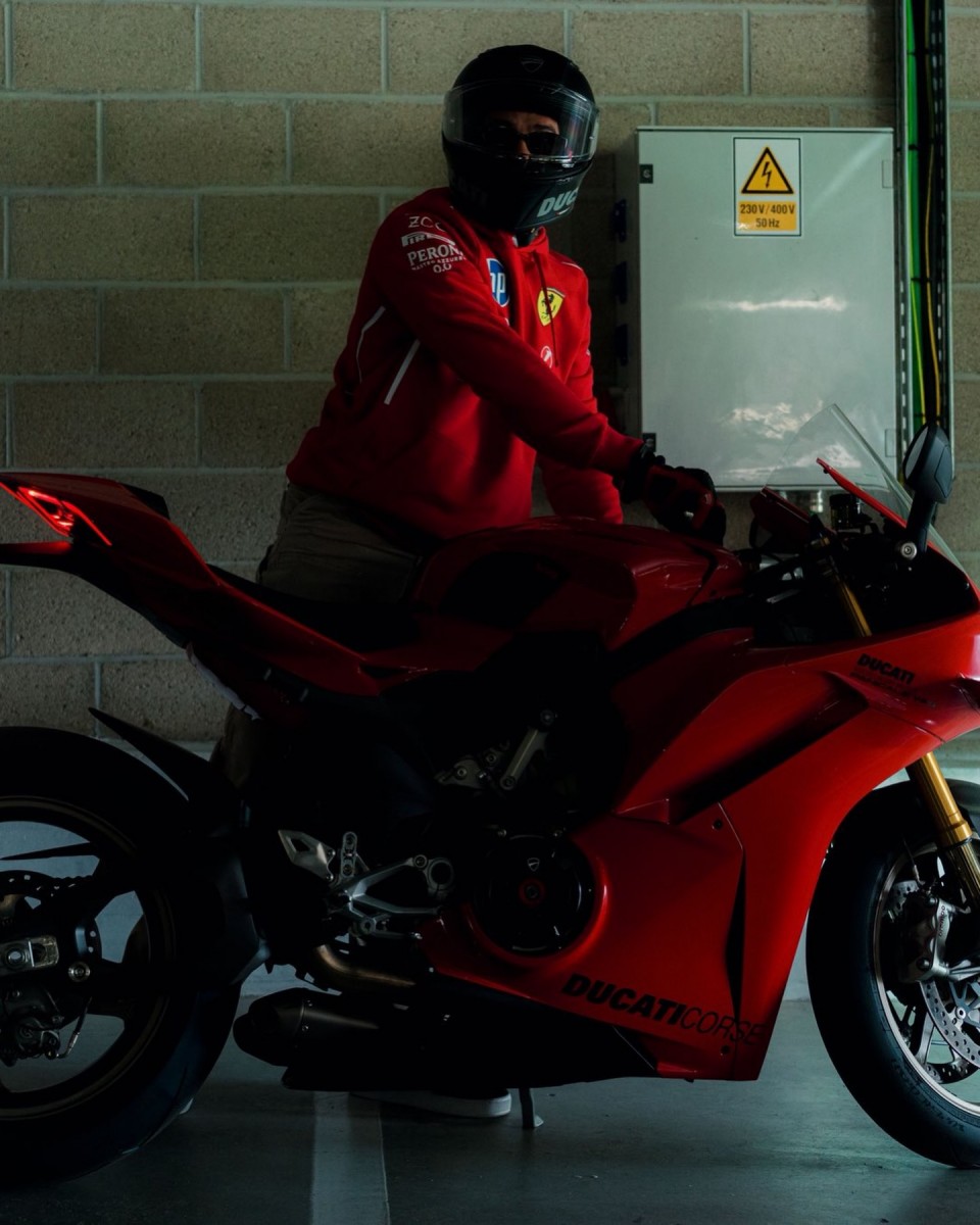 Хэм позирует в боксе гоночного трека с Ducati Panigale V4 Corse