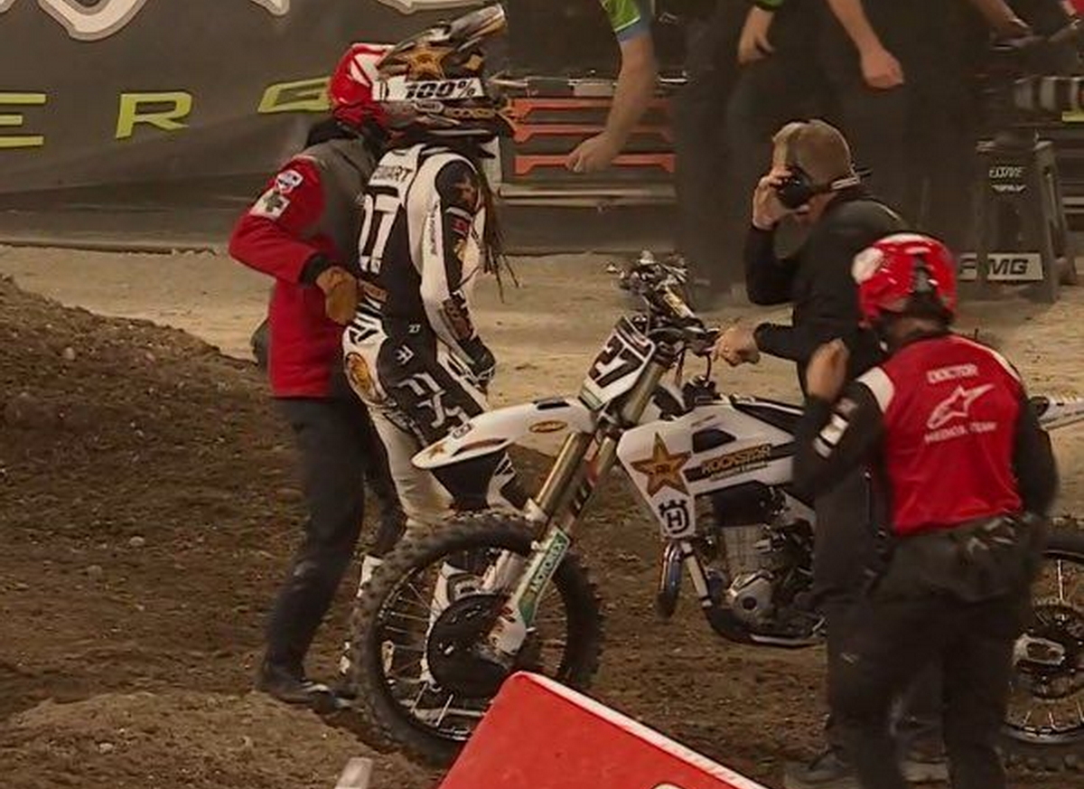 Стюарт покинул трассы без посторонней помощи, но у него тоже есть травмы