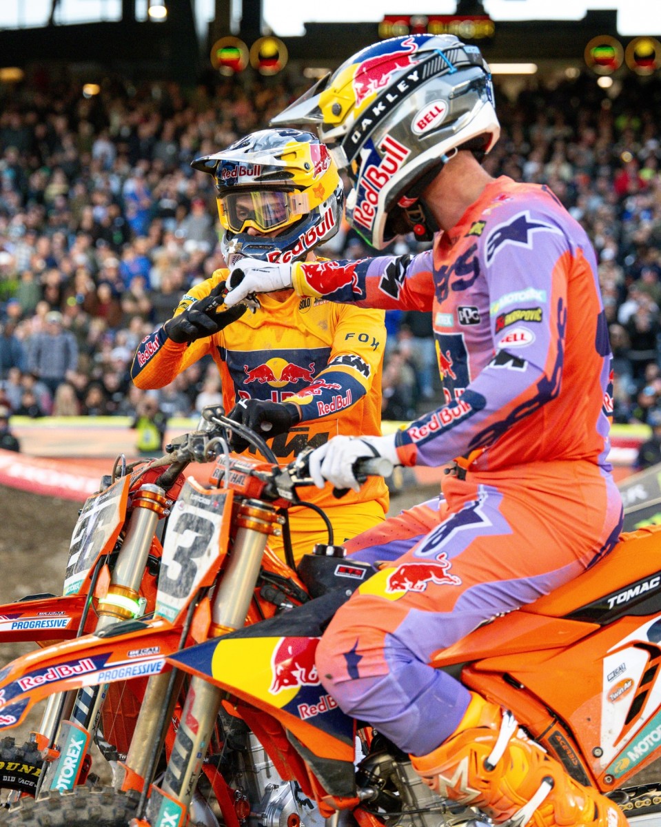 Элай Томак и Хорхе Прадо на подиуме 1-го этапа AMA Supercross 2026