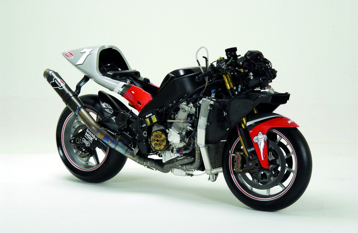 Первый прототип Yamaha YZR-M1 990 куб.см. MotoGP 2002-2003