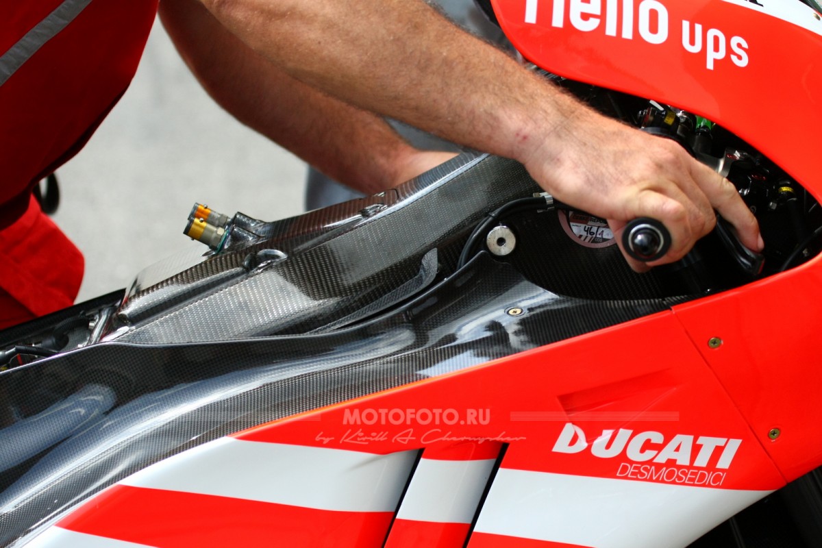 Ducati Desmosedici GP11 Валентино Росси с карбоновым монококом