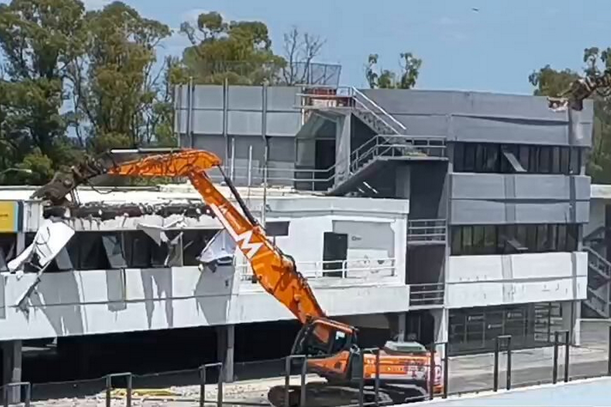 Снос пит-билдинга на автодроме Оскара Хуана Гальвеса