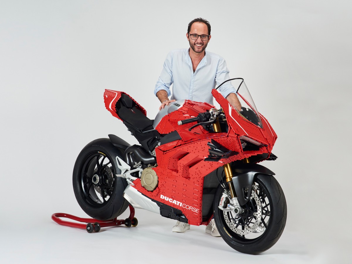 Риккардо Заньелини и его большая игрушка Ducati Panigale V4R