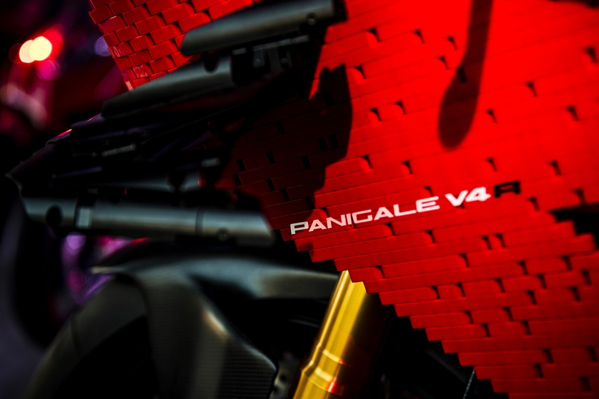 Ducati V4R, собранный из конструктора Lego