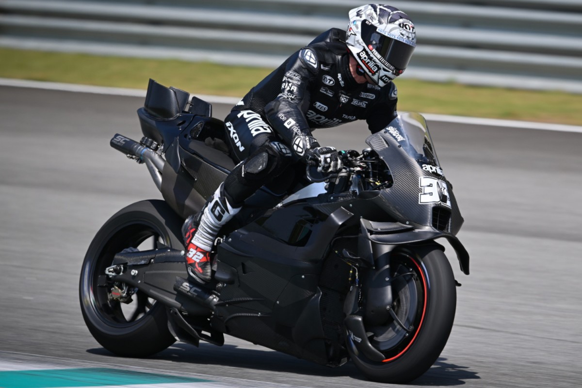 Новая аэродинамика Aprilia RS-GP26 на шейкдауне в Сепанге: с хвостом стегозавра и усами