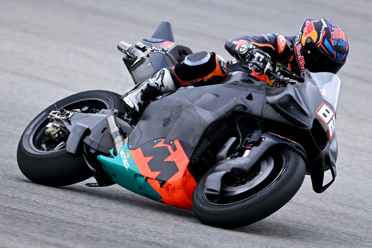 На KTM RC16 Мики Каллио - очень знакомый карбоновый маятник