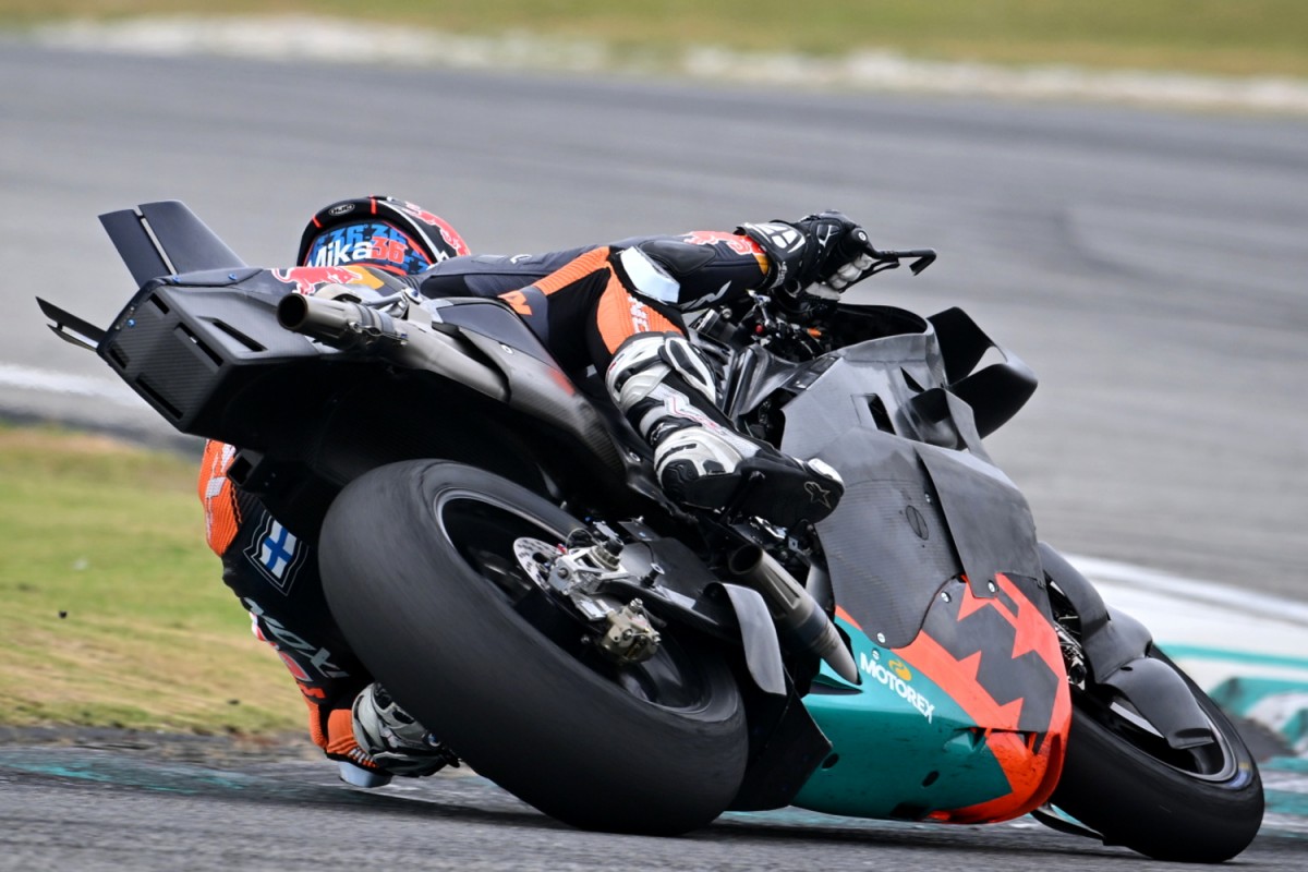 KTM RC16 под управлением Мики Каллио на шейкдауне в Сепанге