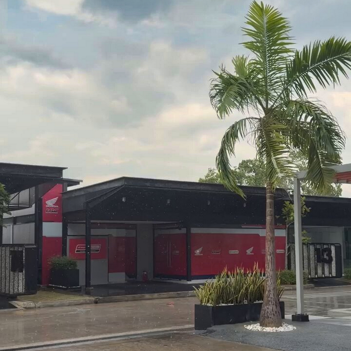 Дождь остановил тесты в Сепанге