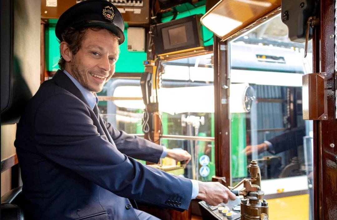 Валентино Росси в роли водителя трамвая на открытии зимней Олимпиады в Италии