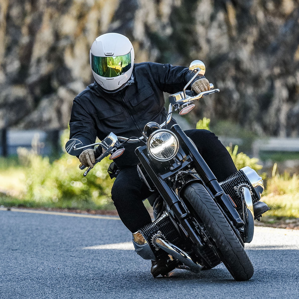 BMW R18 в повороте