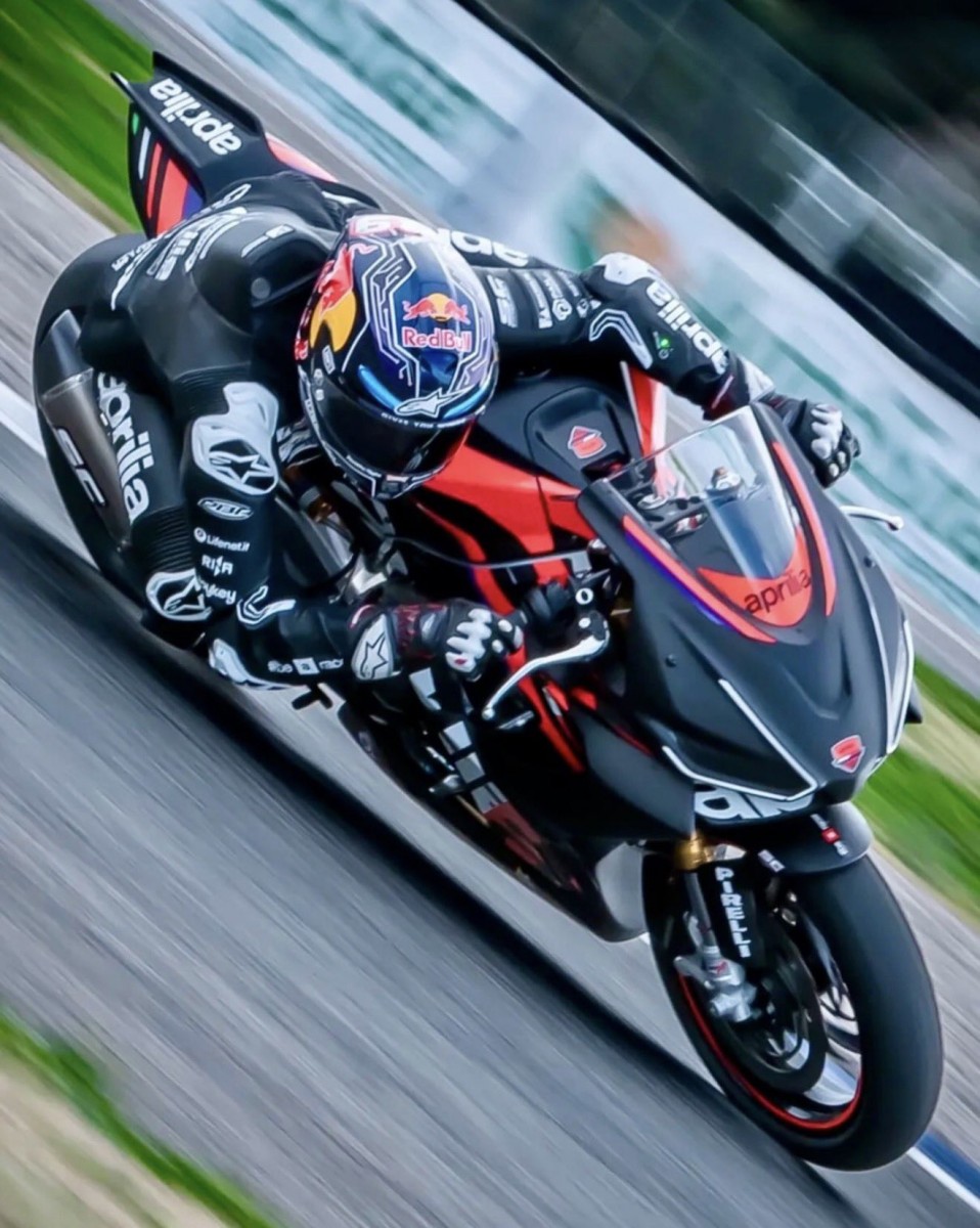 Хорхе Мартин тренируется на Aprilia RS660 на Aspar Circuit