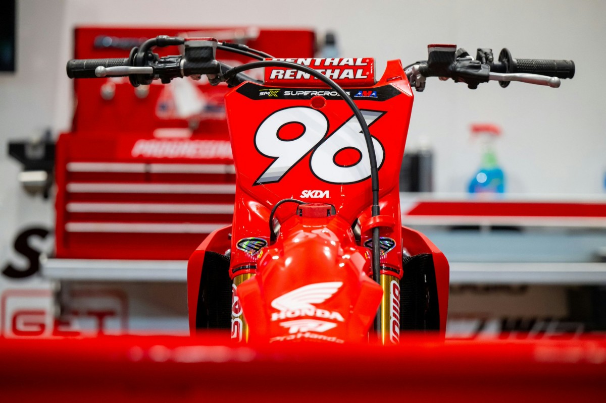 Красная табличка лидера чемпионата AMA Supercross - у Хантера Лоуренса