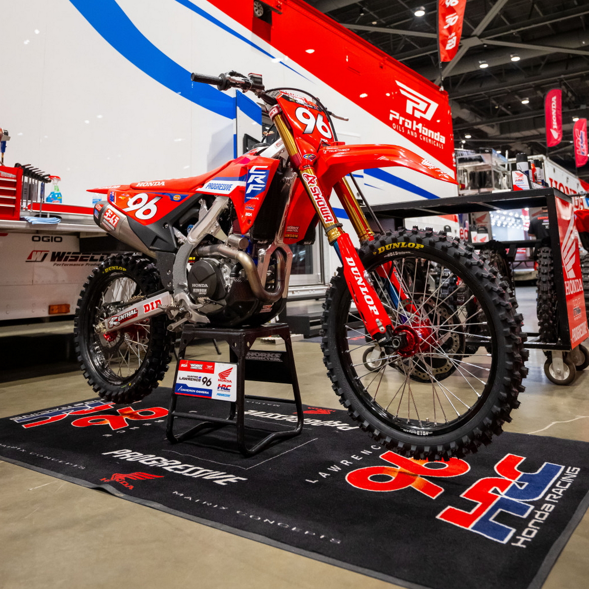 Красная табличка лидера чемпионата AMA Supercross - у Хантера Лоуренса