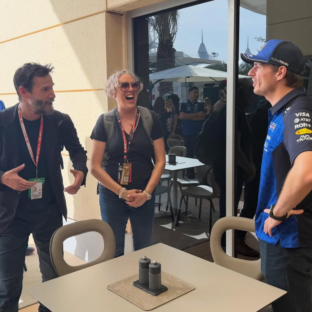 Киану Ривз и Макс Ферстаппен на тестах Формулы-1 в Бахрейне