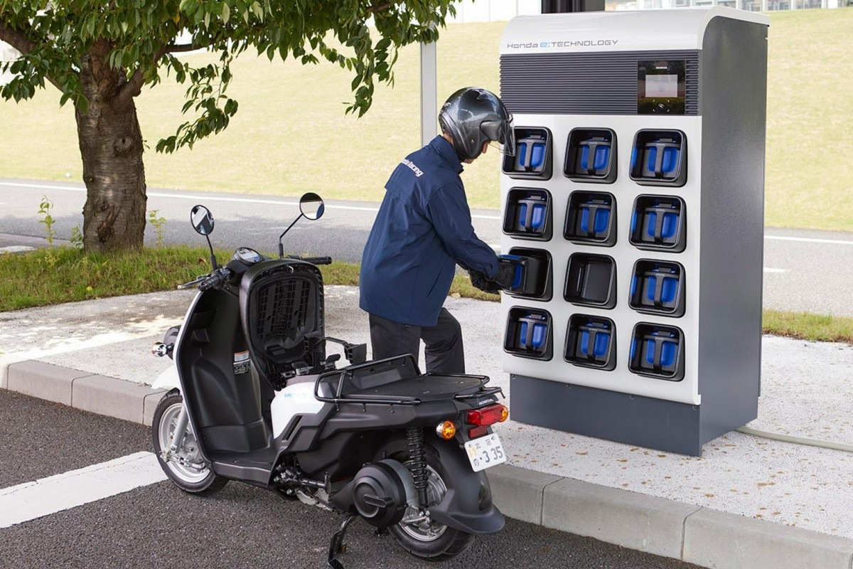 Идея Honda - электроскутер со сменным аккумулятором и станция мгновенной замены АКБ