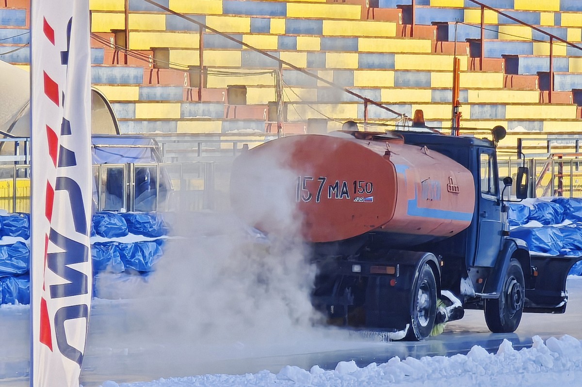 Налив льда на стадионе Зоркий в Красногорске
