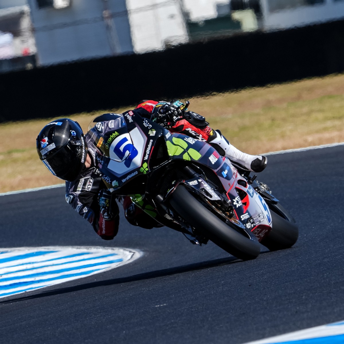 Хайме Масия, чемпион Moto3 2023 года стартует с поул-позиции в первой гонке WSS 2026 года