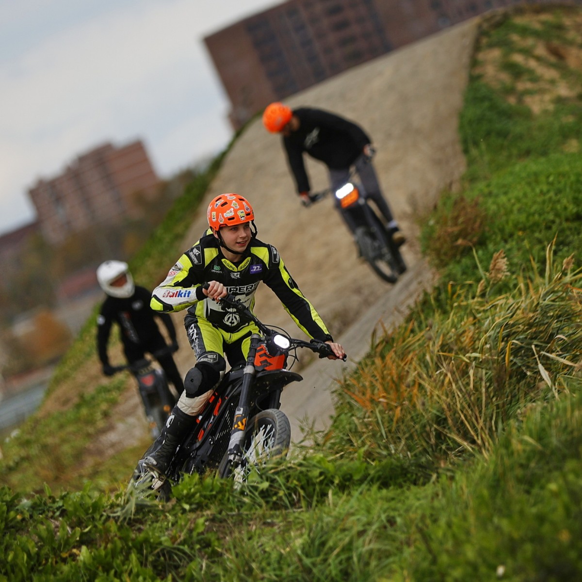 Юниоры QTM Motorsport сами построили себе тренировочную площадку