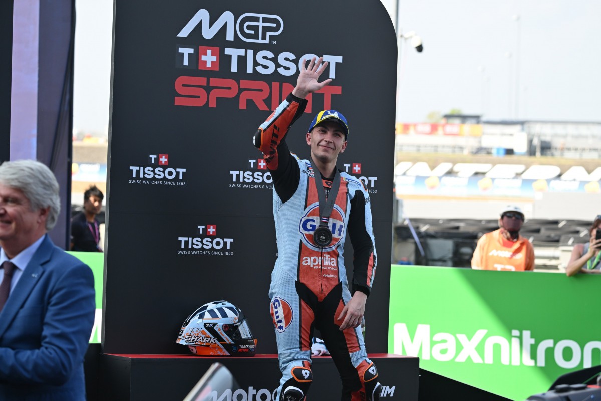 Рауль Фернандес из TrackHouse Aprilia на подиуме