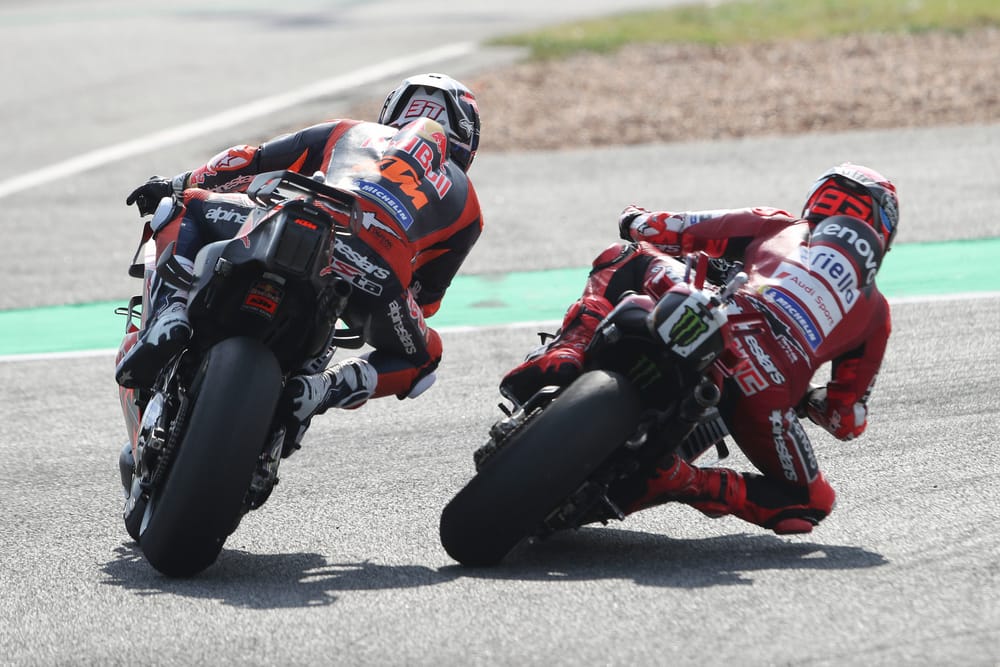 Маркес выпихивает Акосту с траектории