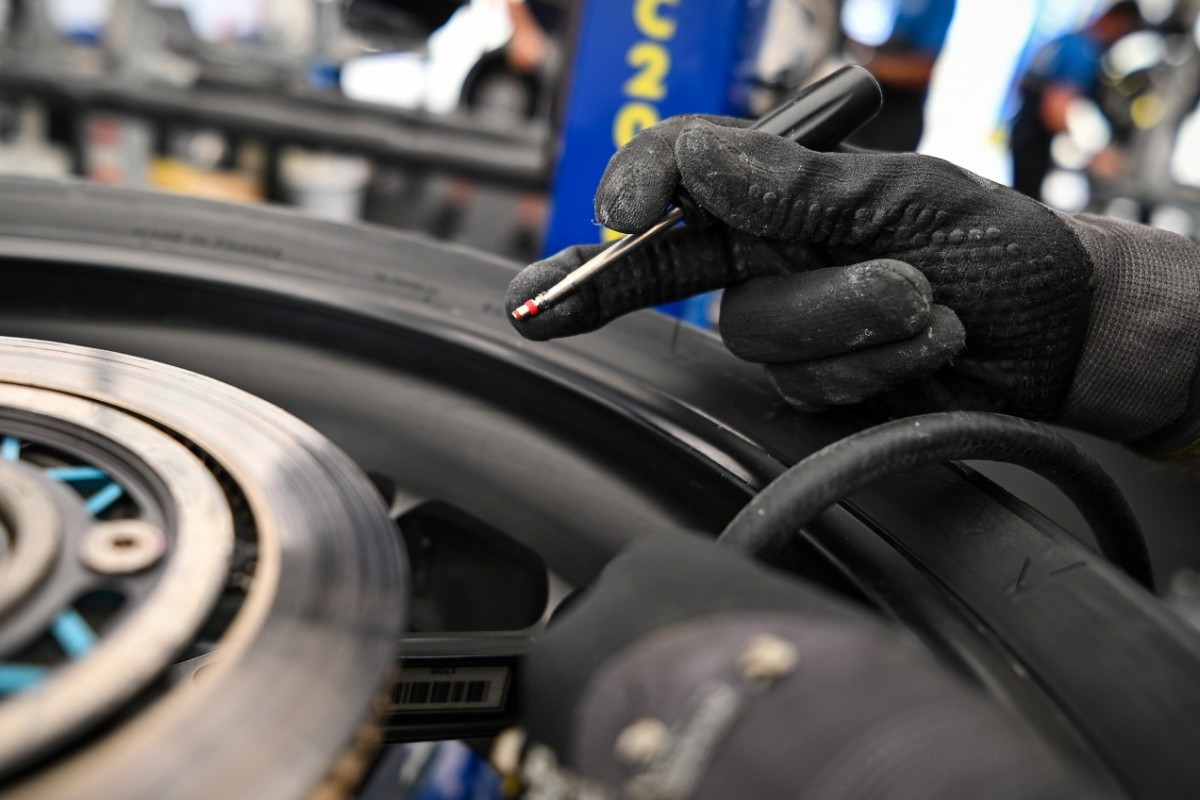 Монтаж вентиля с TPMS на колесо прототипа MotoGP