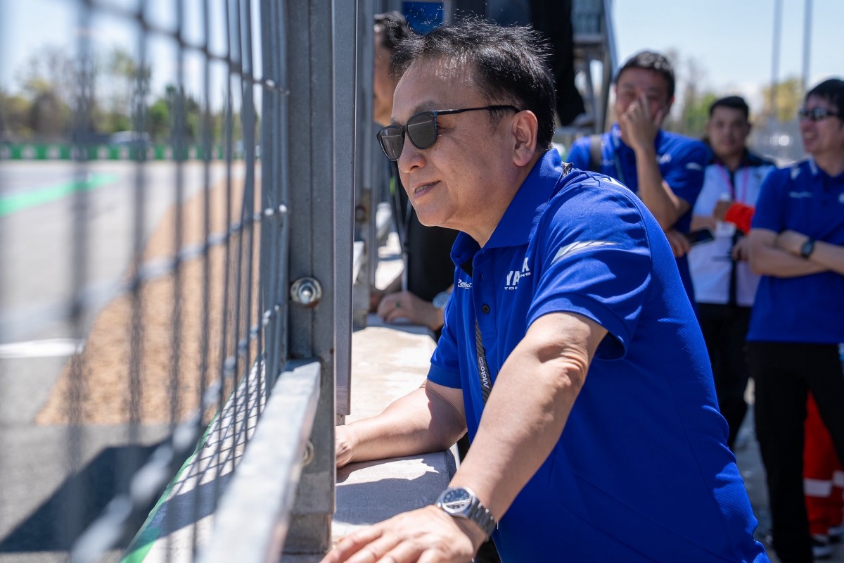 Президент Yamaha Мотофуми Шитара на пит-лейне Chang International Circuit