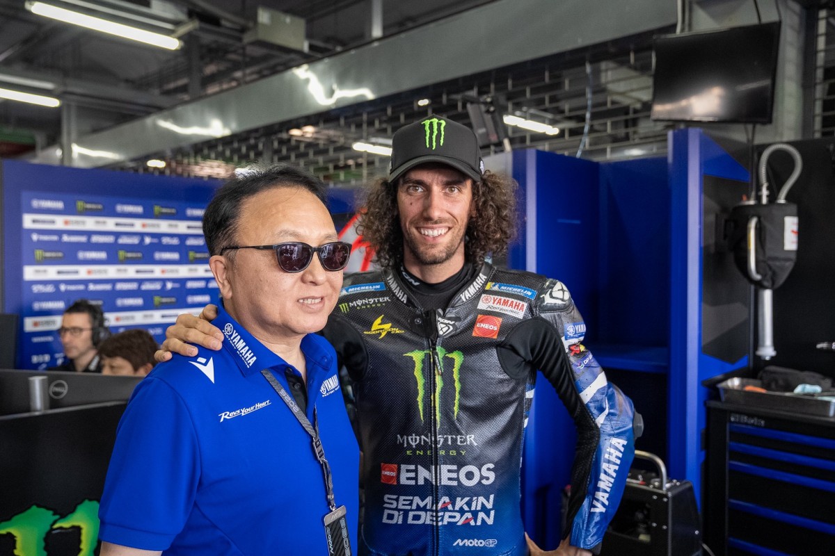 Президент Yamaha Мотофуми Шитара с Алексом Ринсом