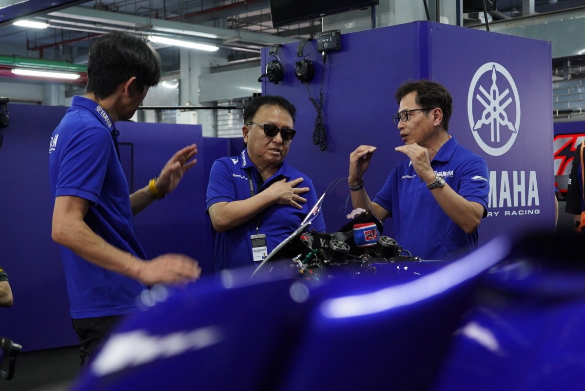 Президент Yamaha Мотофуми Шитара с руководителем Mission One