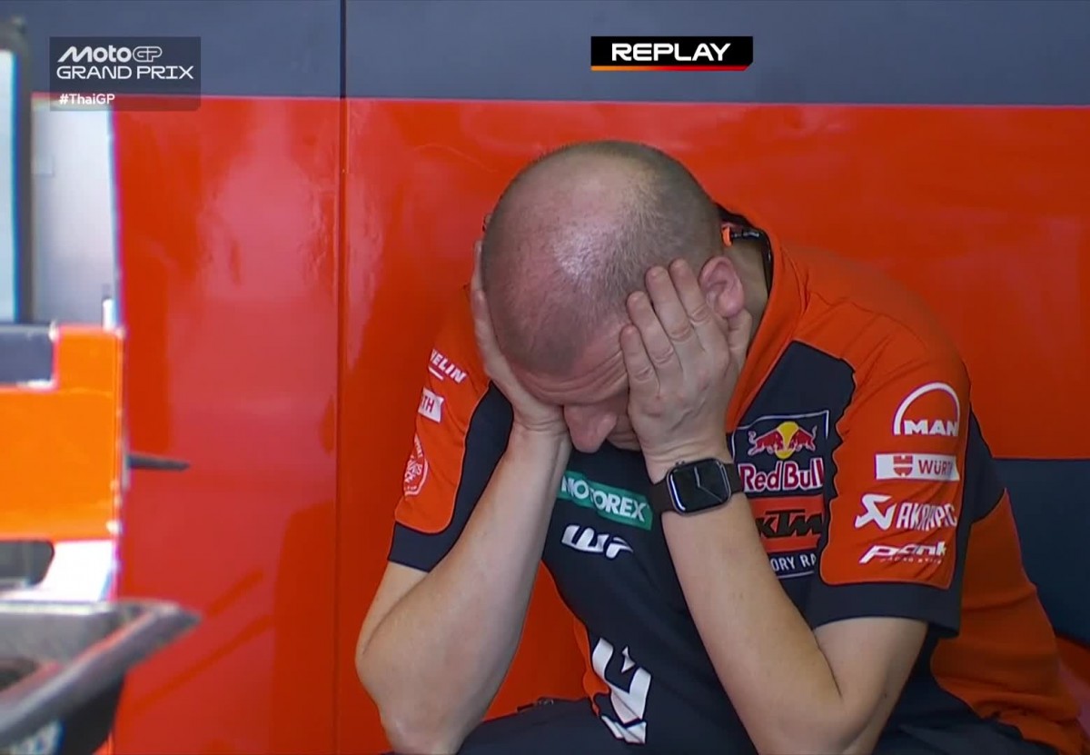 Аки Айо во время битвы Педро Акосты, Марка Маркеса и Хорхе Мартина