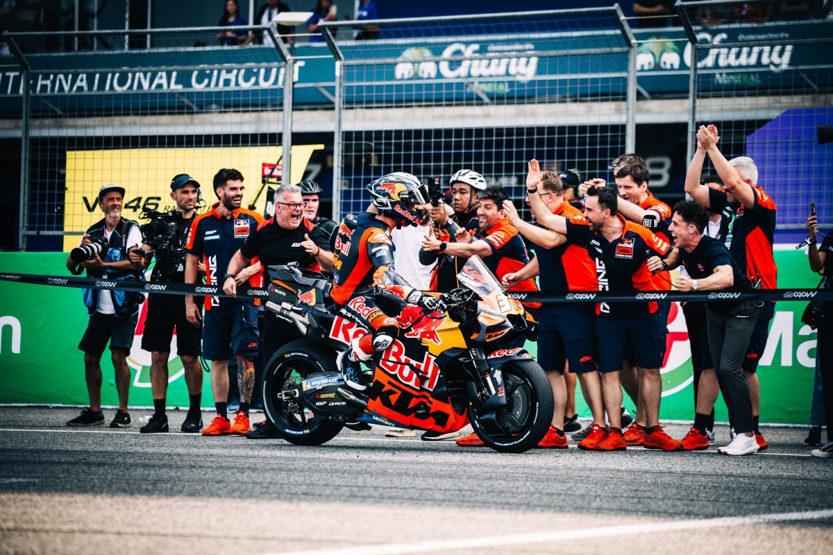 Команда встречает Педро Акосту после финиша спринта в Таиланде