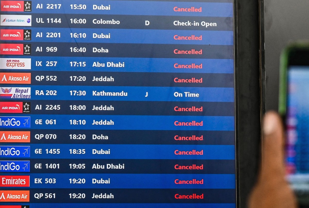 Табло одного из индийских аэропортов - Ближний Восток полностью закрыт для полетов