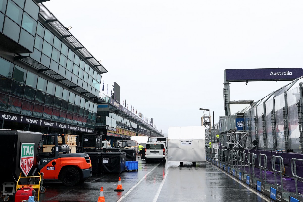 На пит-лейне Альберт-Парка началась подготовка к Гран-При Австралии Формулы-1