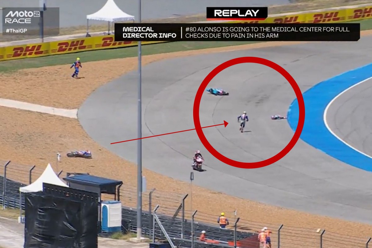 Филип Салач бежит к недвижимому Алонсе