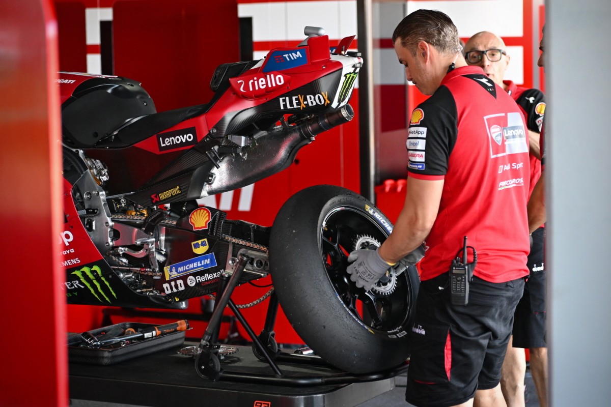 Механик устанавливает заднее колесо на Ducati Desmosedici GP26