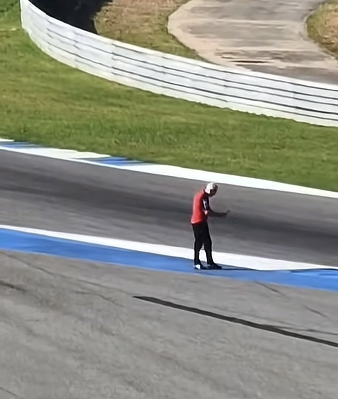 Давиде Тардоцци исследует поребрик 4-го поворота в Бурираме