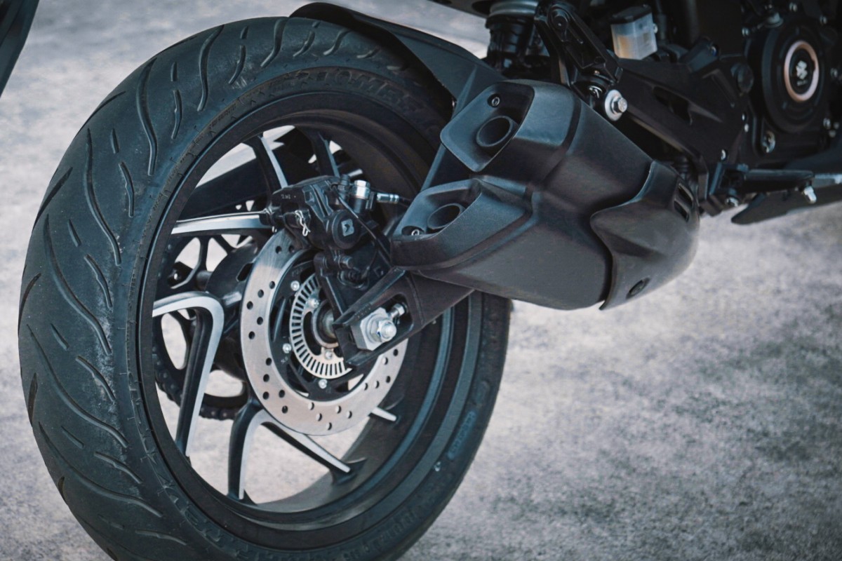 Двухканальная система ABS на Bajaj Dominar 400 (2026)