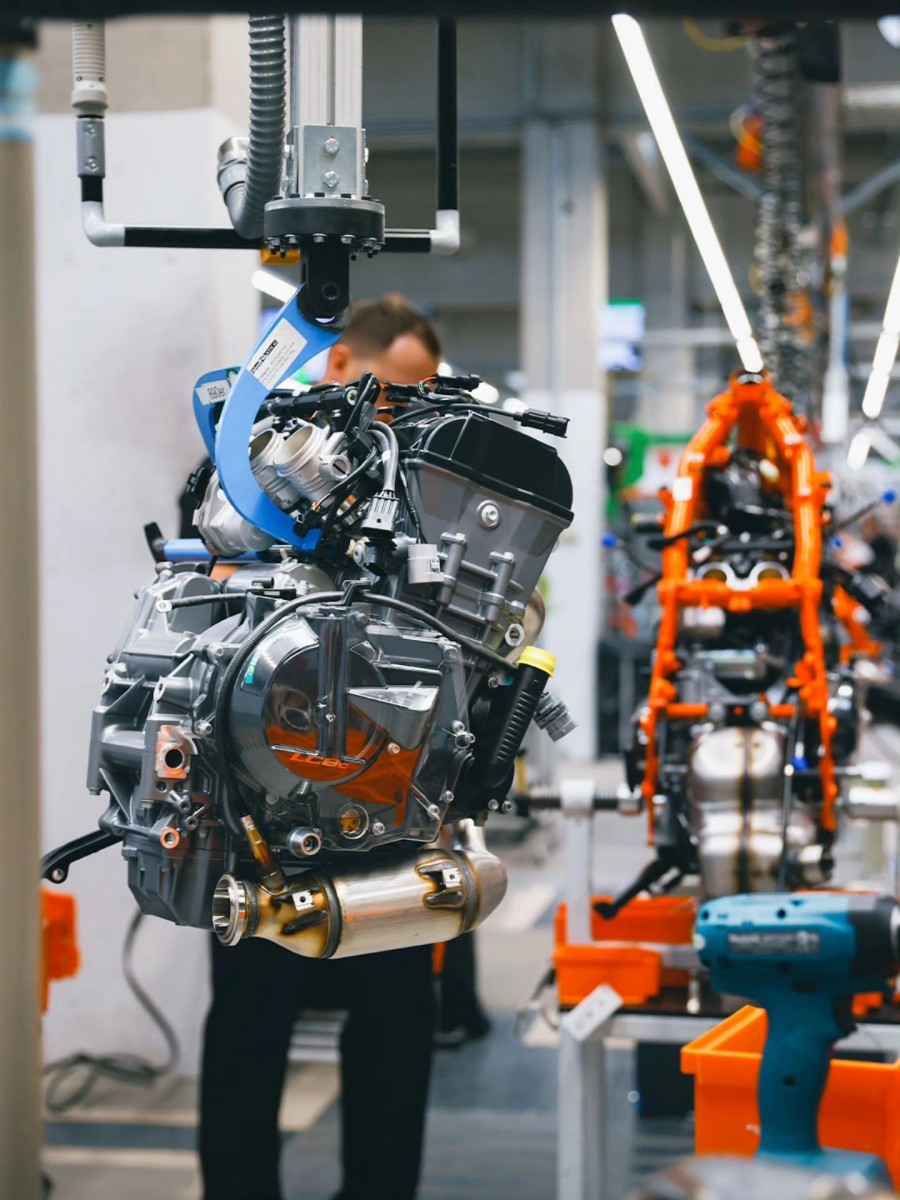 KTM начала выпуск новой модели 990 Duke R