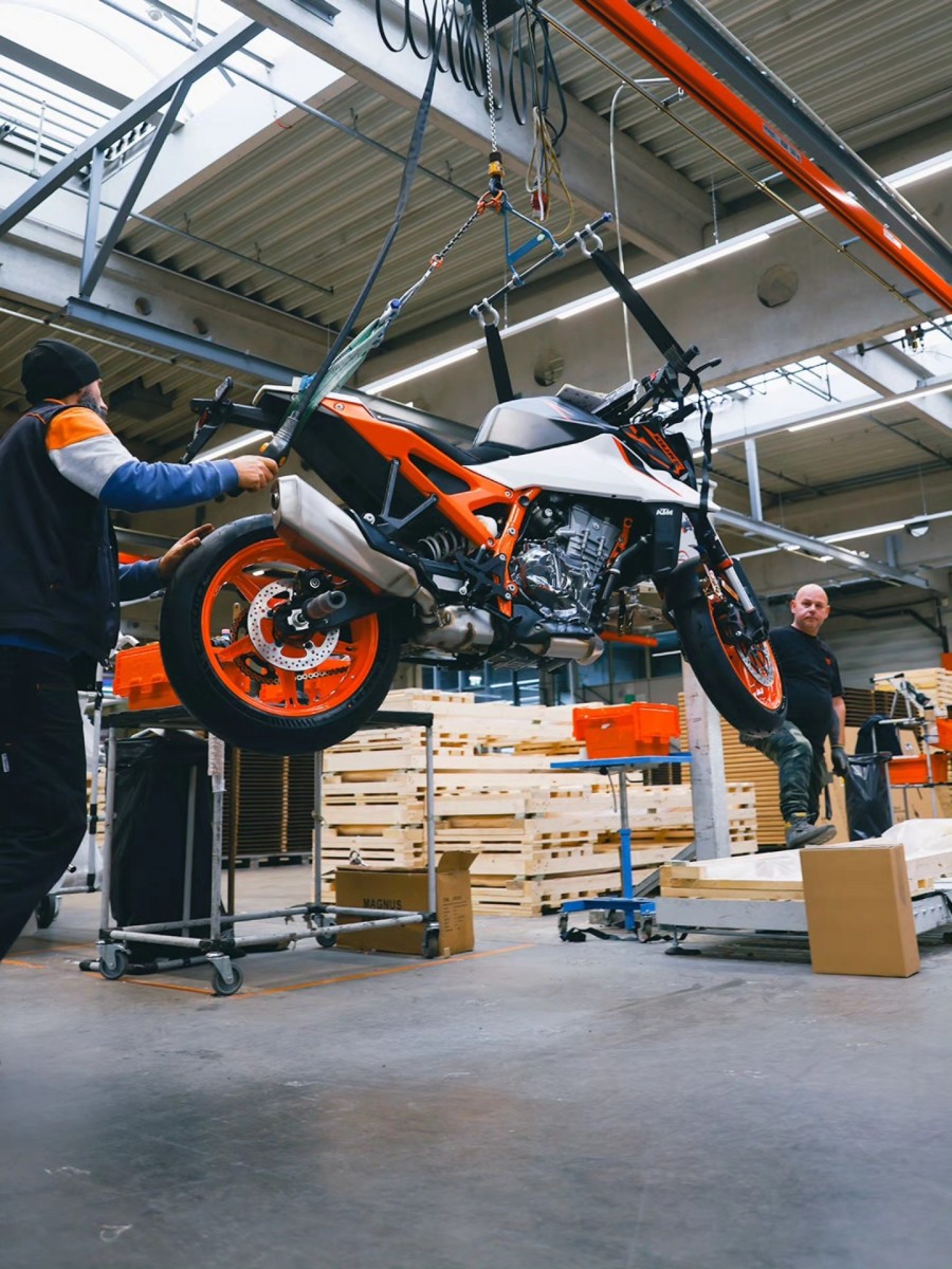 KTM начала выпуск новой модели 990 Duke R