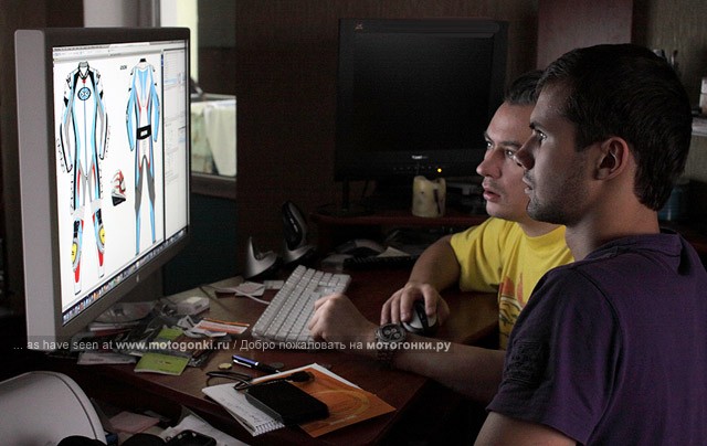 Официальный фотограф Vector Racing Слава Ларкин и Владимир Леонов изучают макет комбинезона