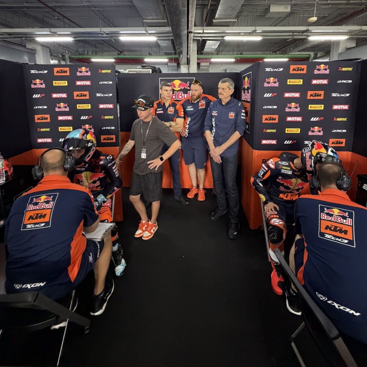 Гюнтер Штайнер стал директором Tech3 Racing, но пока не вмешивается в рабочий хаос